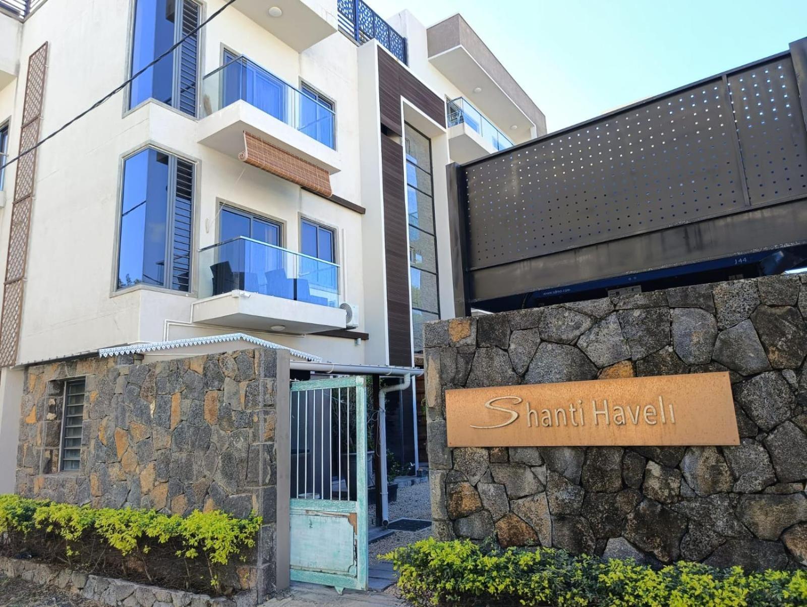 Newly Renovated Studio Apartment With Rooftop Pool, Few Steps To The Beach Flic-en-Flacq الغرفة الصورة