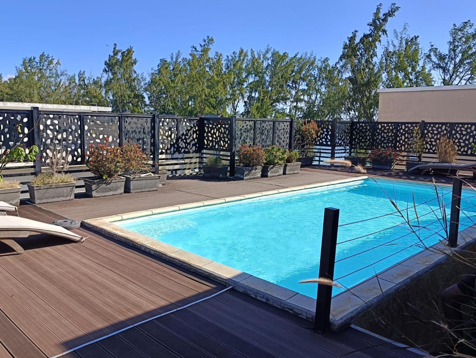 Newly Renovated Studio Apartment With Rooftop Pool, Few Steps To The Beach Flic-en-Flacq المظهر الخارجي الصورة