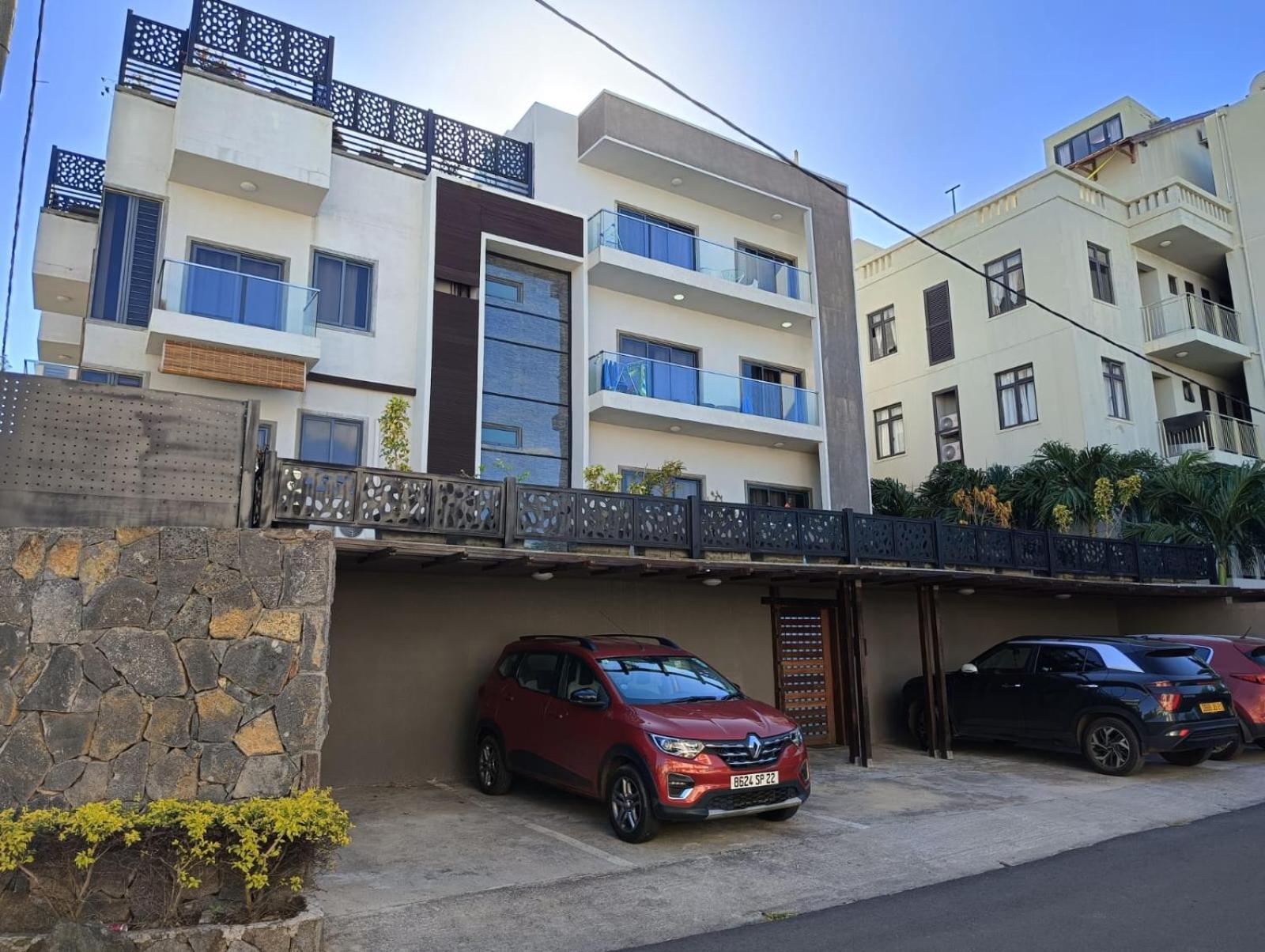 Newly Renovated Studio Apartment With Rooftop Pool, Few Steps To The Beach Flic-en-Flacq المظهر الخارجي الصورة