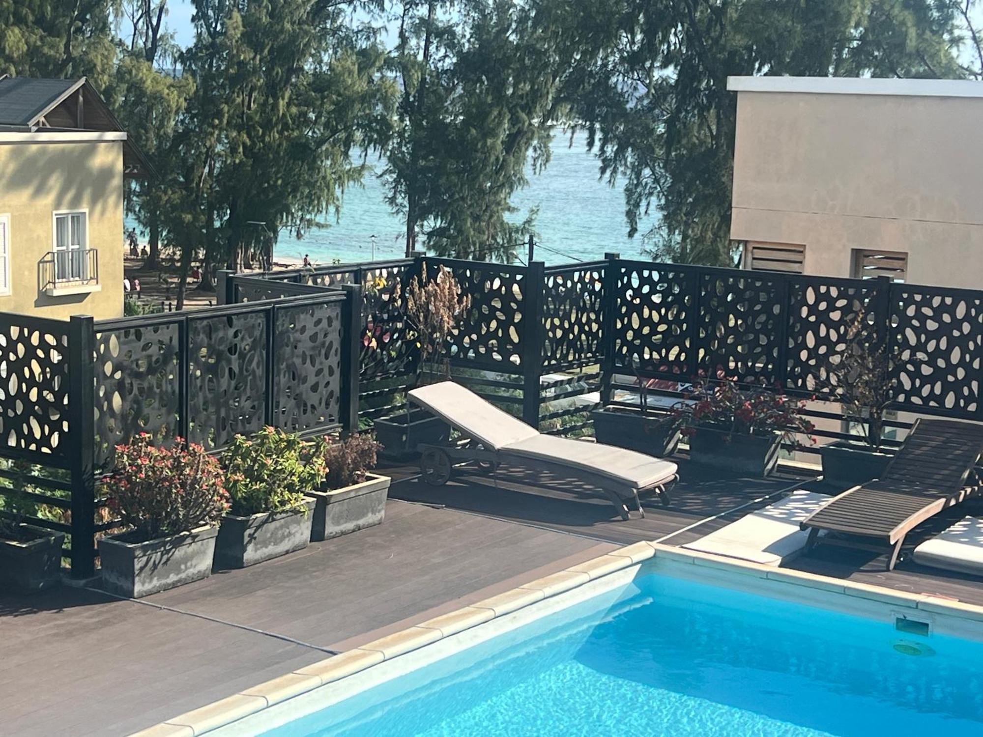 Newly Renovated Studio Apartment With Rooftop Pool, Few Steps To The Beach Flic-en-Flacq المظهر الخارجي الصورة