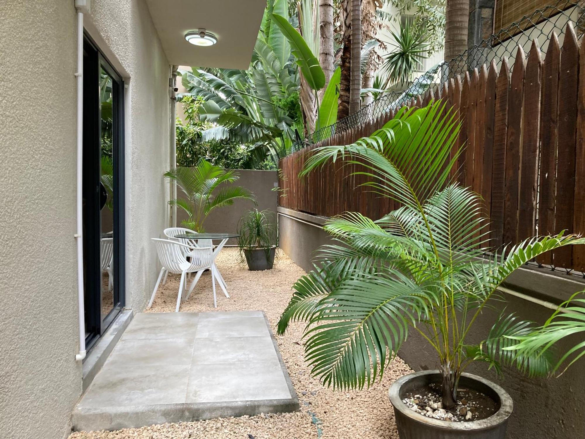 Newly Renovated Studio Apartment With Rooftop Pool, Few Steps To The Beach Flic-en-Flacq المظهر الخارجي الصورة