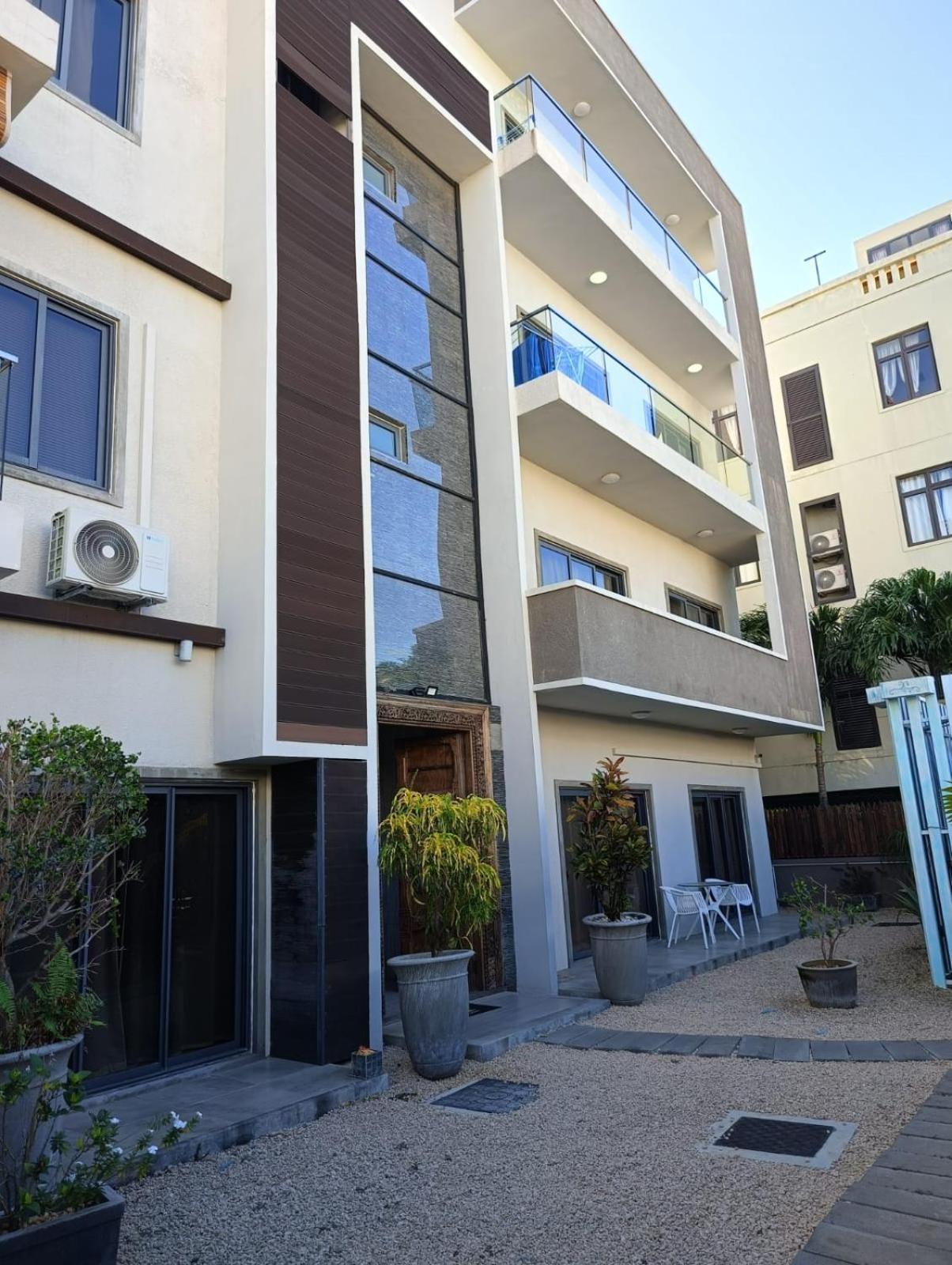Newly Renovated Studio Apartment With Rooftop Pool, Few Steps To The Beach Flic-en-Flacq الغرفة الصورة